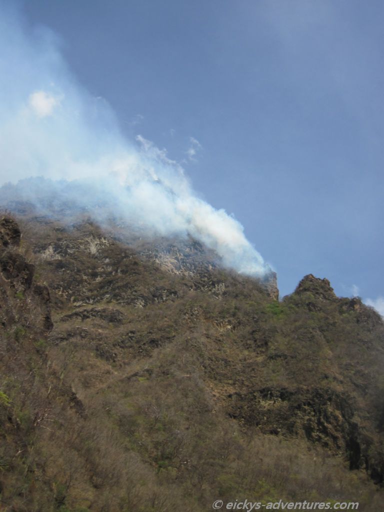 Feuer auf einem der Pitons Feuer auf einem der Pitons
