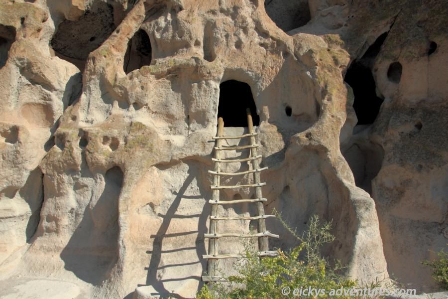 Zugang zu einer Höhle im Bandelier National Monument