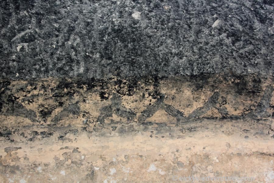 das Zickzack-Muster stellt die „gefederte Schlange“ Awanyu dar das Zickzack-Muster stellt die „gefederte Schlange“ Awanyu dar