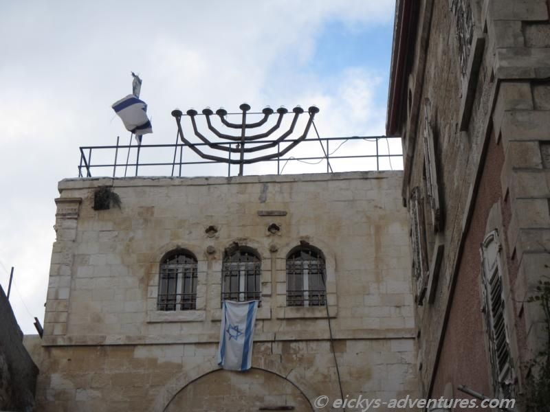 große Menora in der Altstadt von Jerusalem große Menora in der Altstadt von Jerusalem