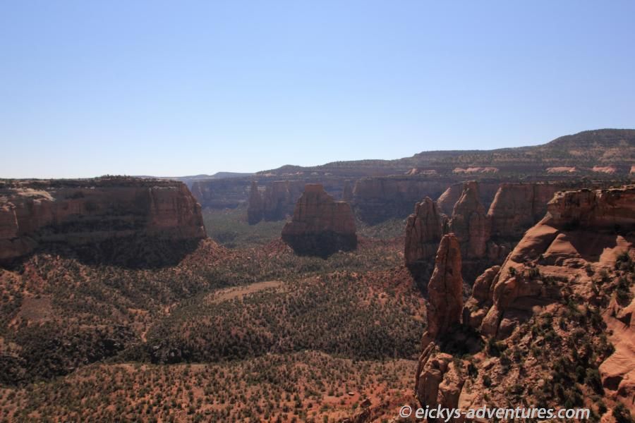 Blick auf die Monolithe: Sentinal Spire, Pipe Organ, Independence Monument, Kissing Couple Blick auf die Monolithe: Sentinal Spire, Pipe Organ, Independence Monument, Kissing Couple
