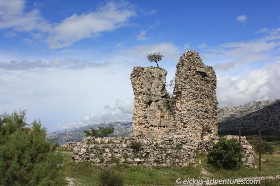 Ruine des Wehrturms der Vecka-Burg in Starigrad