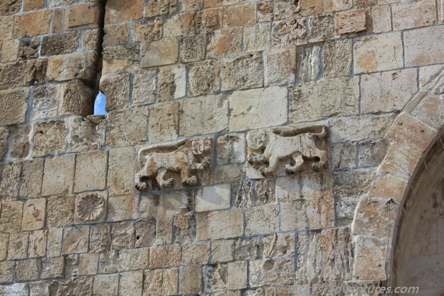 das Löwentor (mit den Löwen rechts und links vom Torbogen das Löwentor (mit den Löwen rechts und links vom Torbogen