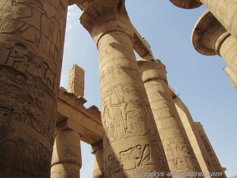 Meterhohe Säulen im Karnak-Tempel Meterhohe Säulen im Karnak-Tempel