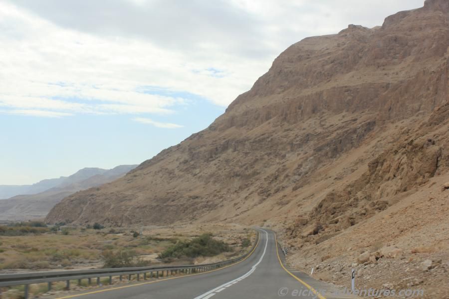 karge hügelige Landschaft auf dem Weg zum Toten Meer karge hügelige Landschaft auf dem Weg zum Toten Meer