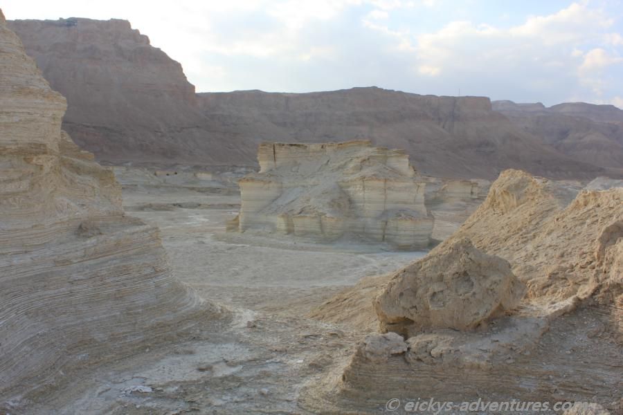 Sand-/Lehmformationen rechts neben der Zufahrtstraße die zur Festung Masad Sand-/Lehmformationen rechts neben der Zufahrtstraße die zur Festung Masad
