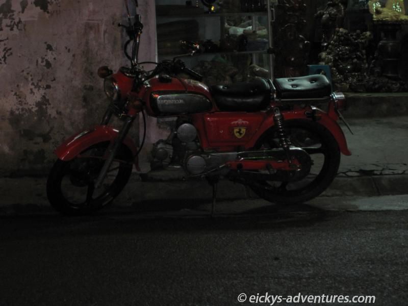ein Ferrari-Moped in Hue ein Ferrari-Moped in Hue