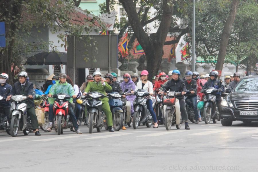 der Moped-Pulk wartet schon darauf losfahren zu dürfen der Moped-Pulk wartet schon darauf losfahren zu dürfen