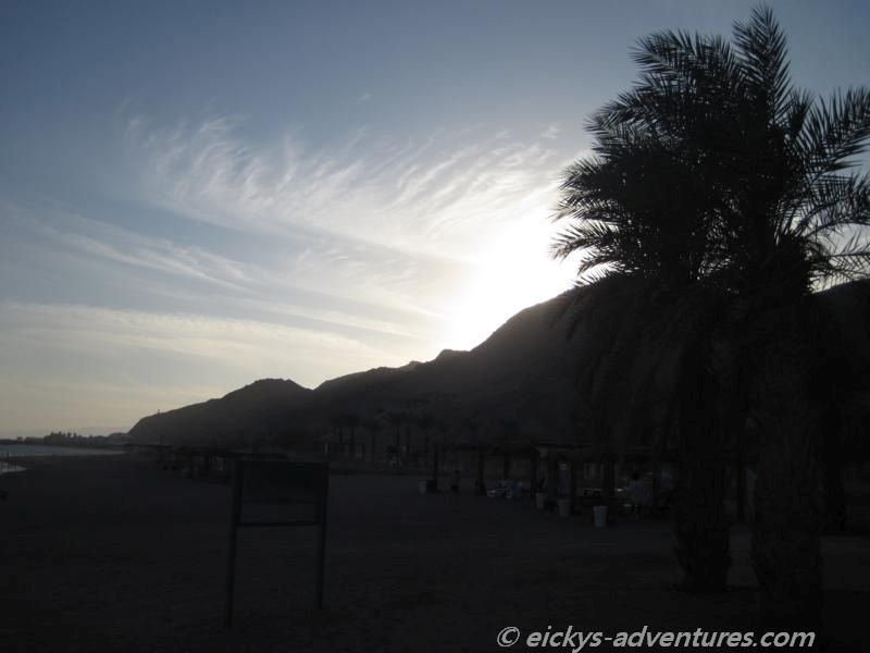 bereits um 16 Uhr lag der Strand im Schatten - Coral Beach Nature Reserve bereits um 16 Uhr lag der Strand im Schatten - Coral Beach Nature Reserve