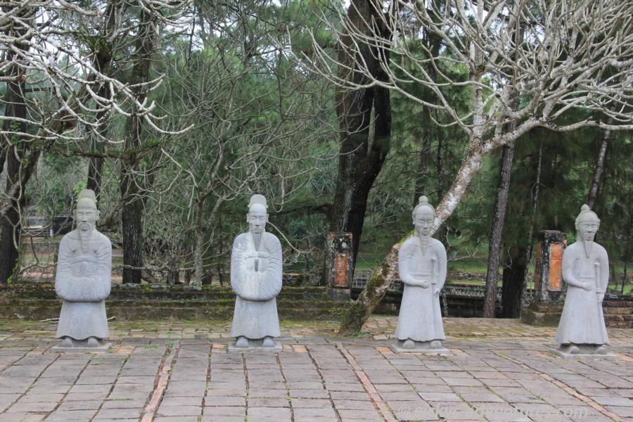 Terrasse mit Mandarinen am Kaisergrab von Lang Tu Duc Terrasse mit Mandarinen am Kaisergrab von Lang Tu Duc