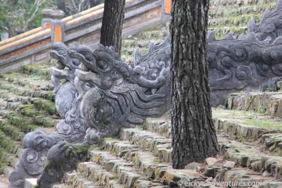 Drachentreppe am Kaisergrab von Lang Tu Duc Drachentreppe am Kaisergrab von Lang Tu Duc