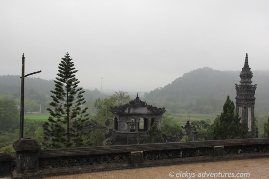 getrübte Aussicht vom Kaisergrab von Khai Dinh getrübte Aussicht vom Kaisergrab von Khai Dinh