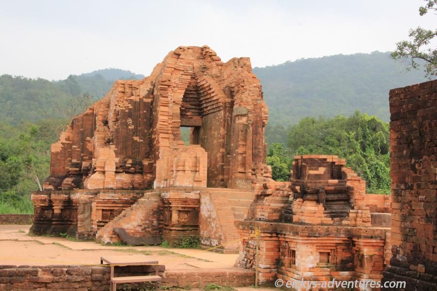 Tempelgruppe G. Das Bauwerk ist wieder halbwegs aufgebaut worden. Tempelgruppe G. Das Bauwerk ist wieder halbwegs aufgebaut worden.