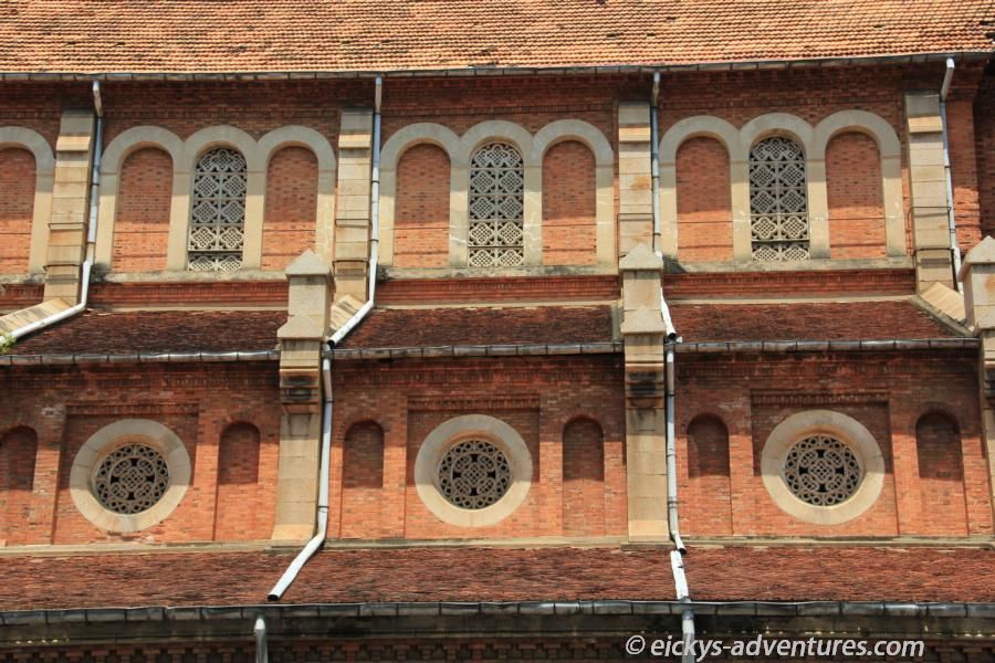 Seitenansicht der Kathedrale Notre Dame/Nha Tho Duc Ba, Saigon Seitenansicht der Kathedrale Notre Dame/Nha Tho Duc Ba, Saigon