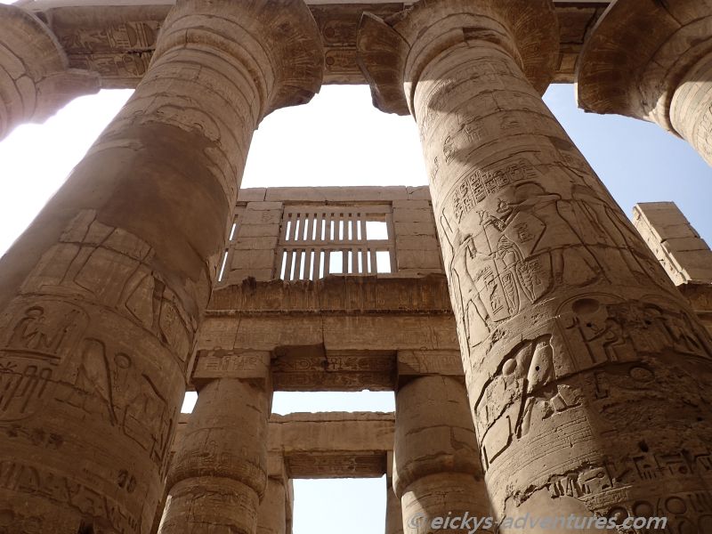 Meterhohe Säulen im Karnak-Tempel Meterhohe Säulen im Karnak-Tempel