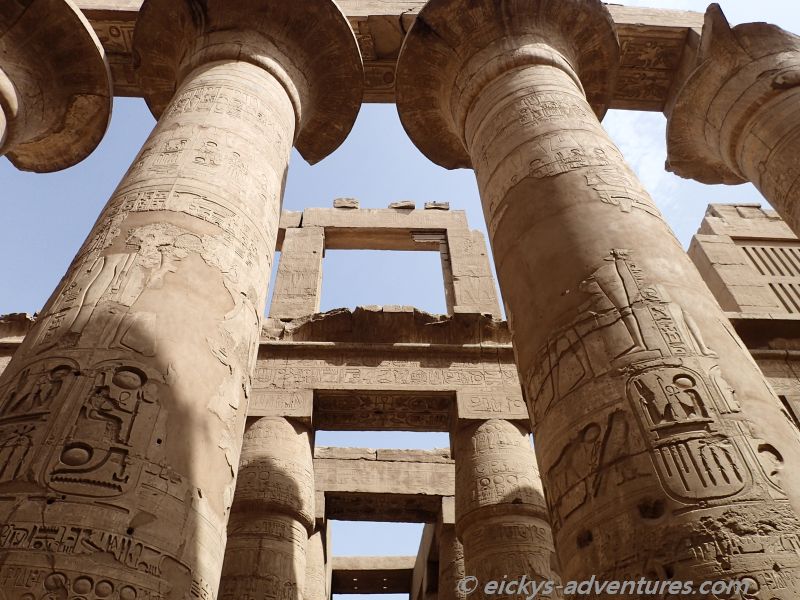 Meterhohe Säulen im Karnak-Tempel