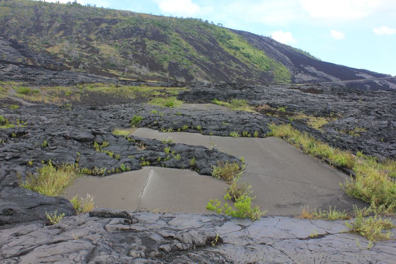 Chain of Craters Road: Etwas Alte Straße, die nicht vom Lava Flow erfasst wurde gibt es am Alanui Kaiko Lookout zu sehen.