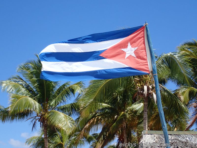 cubanische Flagge am Strand von Playa Ancon