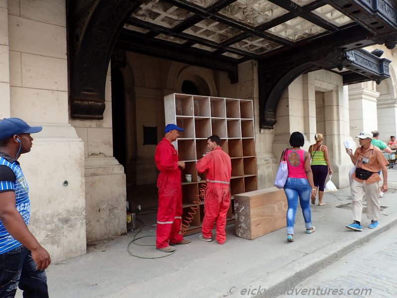 Taschen-Regal für einen Supermarkt Taschen-Regal für einen Supermarkt