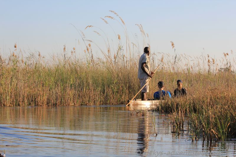 mit dem Mokoro durch das Okavango Delta mit dem Mokoro durch das Okavango Delta