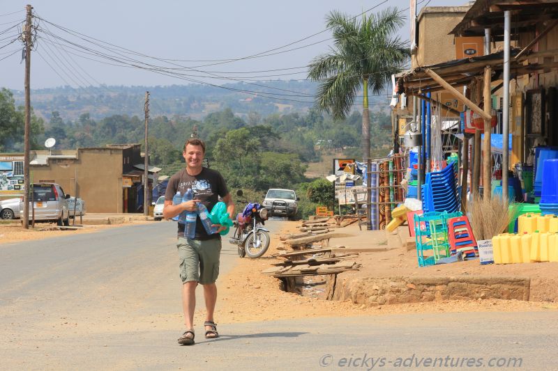 Frank jongliert mit den Wasserflaschen Frank jongliert mit den Wasserflaschen