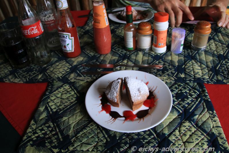 Dinner im Buhoma Community Rest Camp Dinner im Buhoma Community Rest Camp