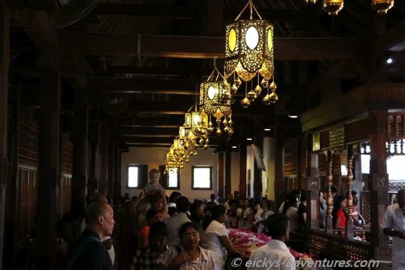 Gläubige im Zahntempel in Kandy Gläubige im Zahntempel in Kandy