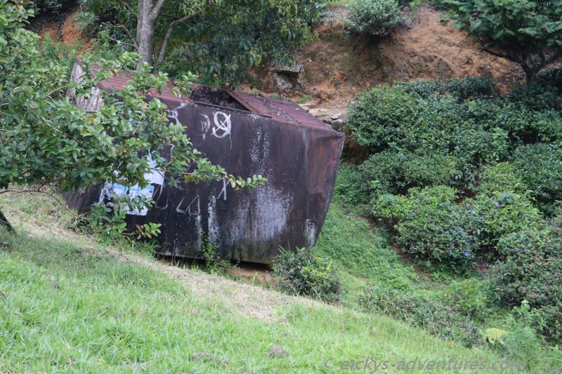 ausgebrannter Waggon neben den Gleisen ausgebrannter Waggon neben den Gleisen