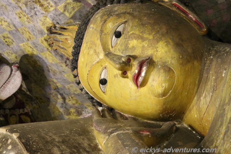 Buddah Figuren in den Höhlentempeln in Dambulla
