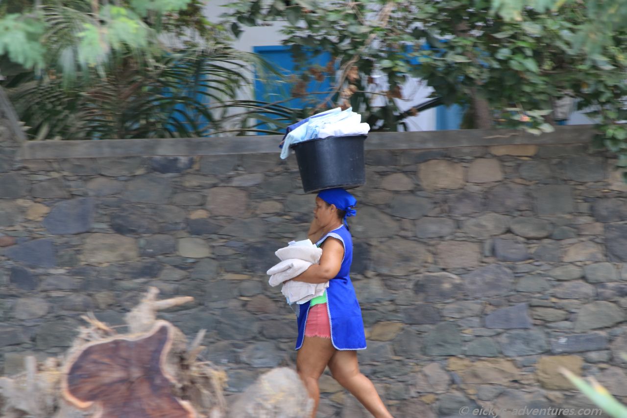 die saubere Wäsche wird abtransportiert die saubere Wäsche wird abtransportiert