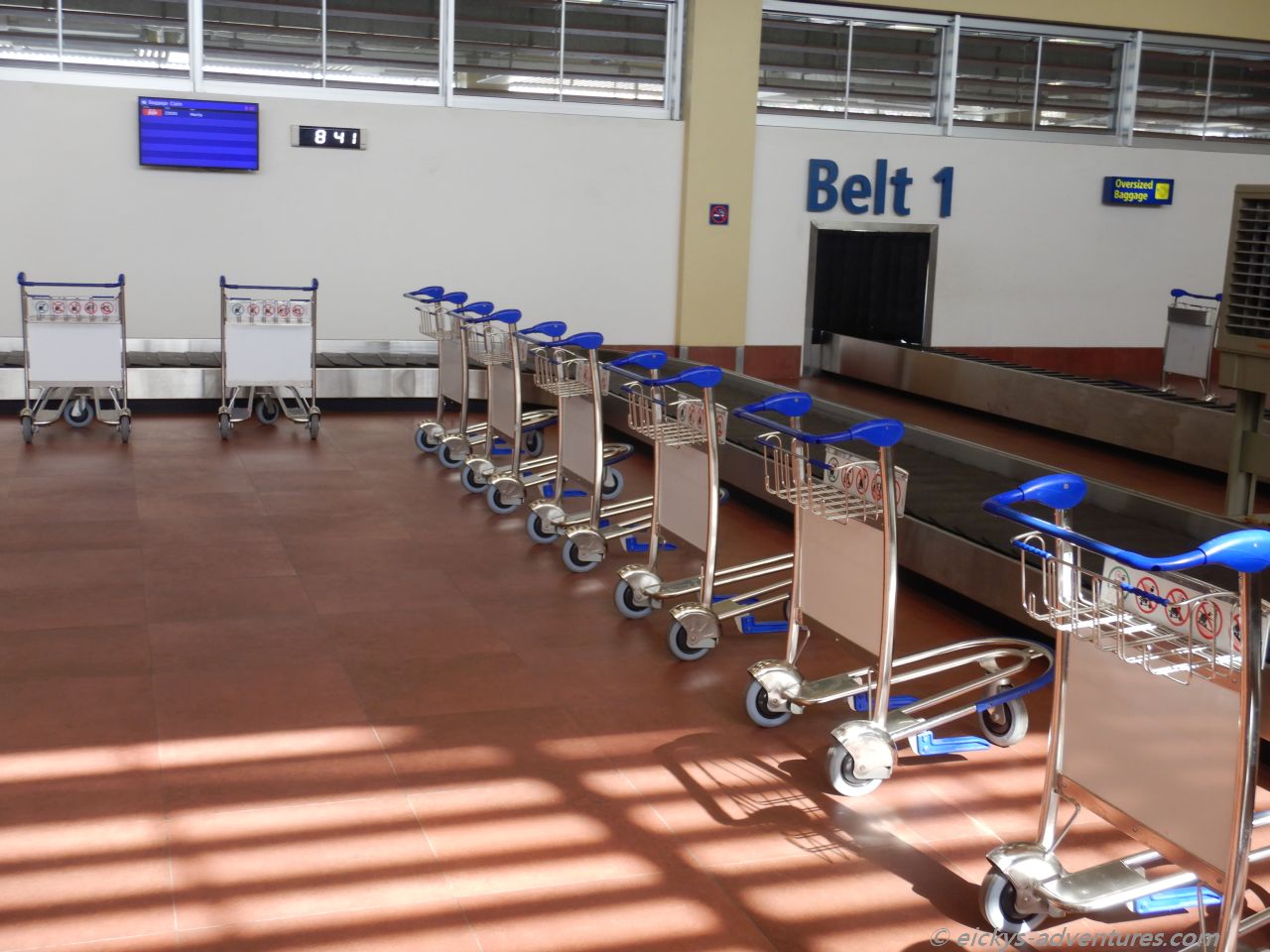 Bereit für das Gepäck - am Kofferband in Tagbilaran-Panglao Bereit für das Gepäck - am Kofferband in Tagbilaran-Panglao