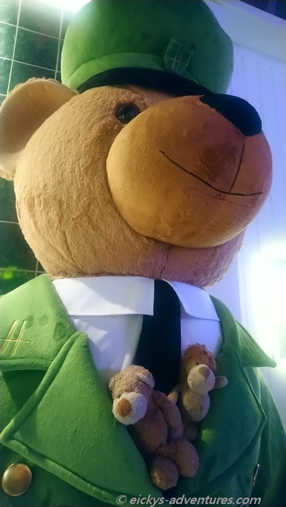 Heini und Alex mit dem Harrods Bear Heini und Alex mit dem Harrods Bear