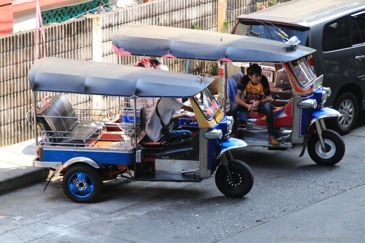 Tuk Tuk Fahrer warten auf Kunden Tuk Tuk Fahrer warten auf Kunden