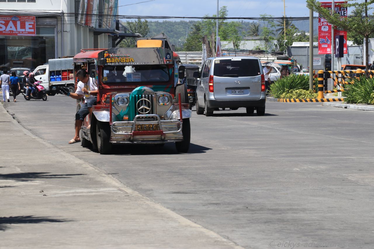 Jeepny Terminal an der SM Mall Jeepny Terminal an der SM Mall